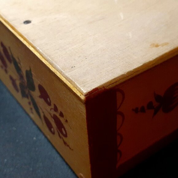 Vintage!! Hand Painted Wooden Trinket Box with Lid - Lid on with Wood Dowels. - Picture 9 of 11